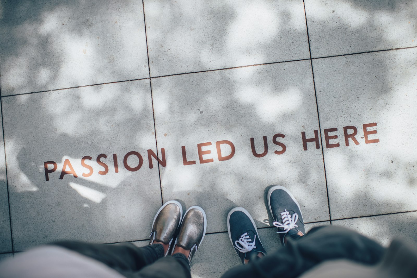 A reporter's laptop and notes at a press desk, screens visible in the background.